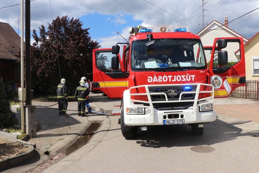 Kigyulladt egy tetőtéri szoba a Kertvárosban