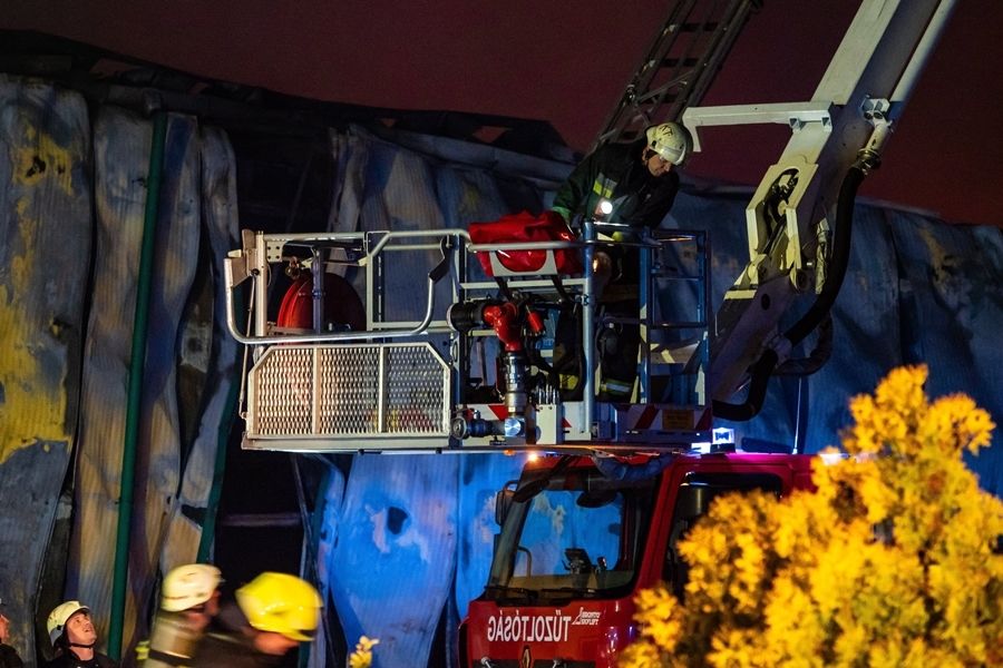 Kétezer négyzetméteres csarnok oltásánál dolgoztak a halasi tűzoltók