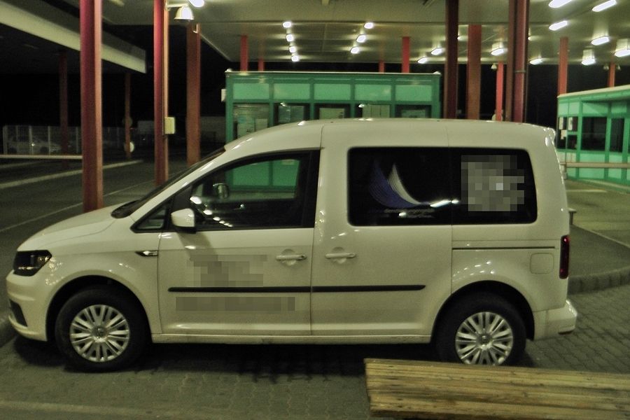 Körözött VW Caddyt tartóztattak fel Tompán