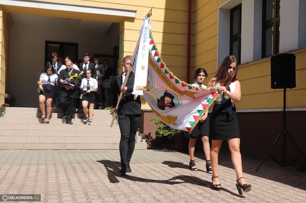 (►) Elballagtak a Tekó végzős diákjai (galéria)
