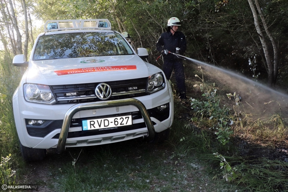 Kigyulladt az erdő: az önkéntes mentőszervezet segítette a tűzoltók munkáját (galéria)