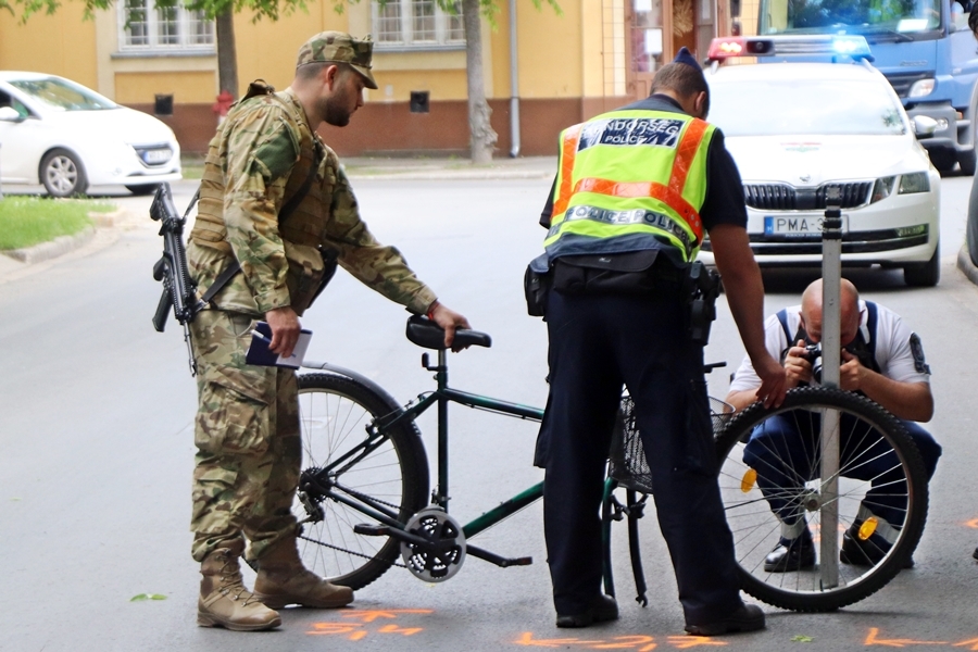Kiesett a kerékpár első kereke, a fiatal fiú az aszfaltra zuhant (galéria)