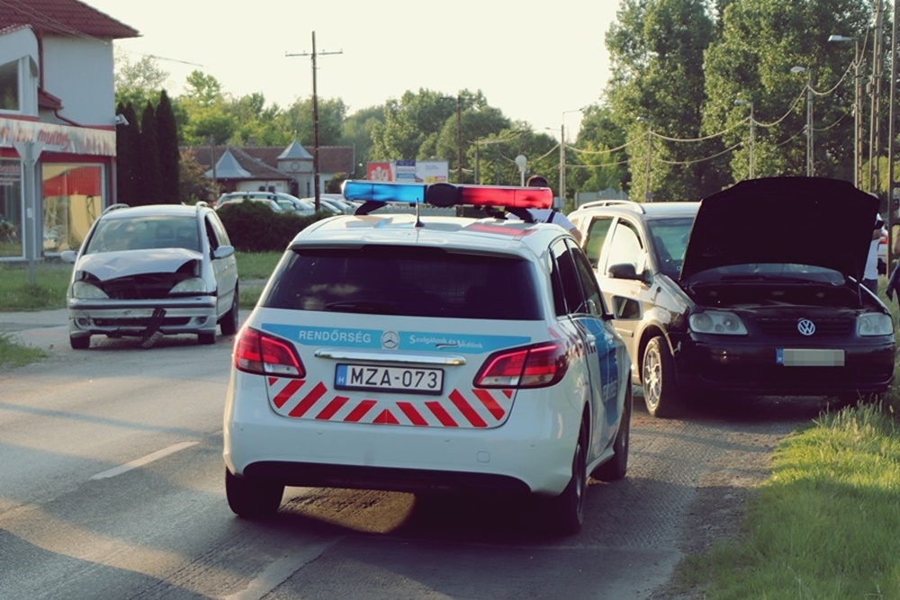 Ford és VW ütközött az 53-as főúton