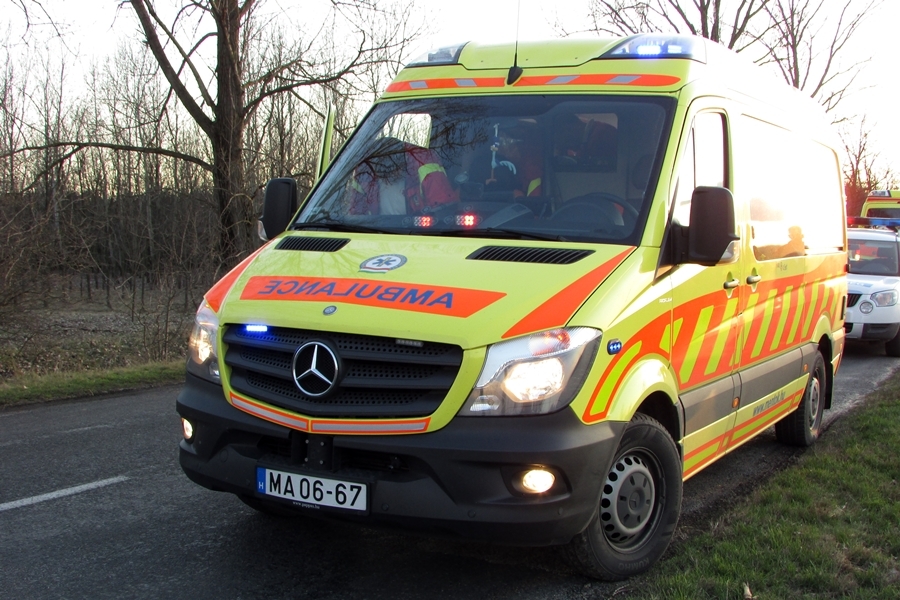 Súlyos baleset Mélykút közelében, hárman megsérültek