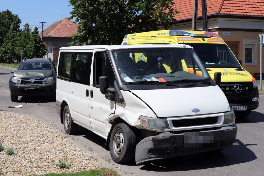 Nem adott elsőbbséget a Ford kisbusz