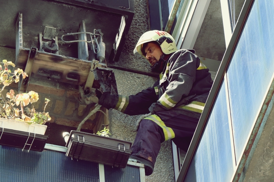 Teljesen kiégett egy klíma kültéri egysége a Kuruc vitézek terén (galéria)