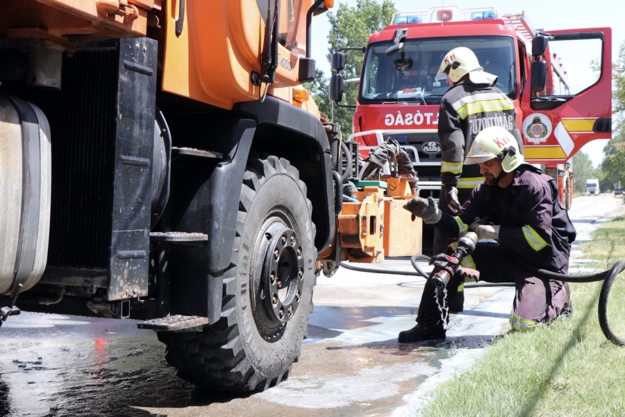 Kigyulladt egy Unimog munkagép a Szegedi úton