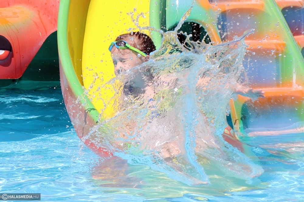 Kis türelem kell:  péntektől használható az úszómedence (galéria)