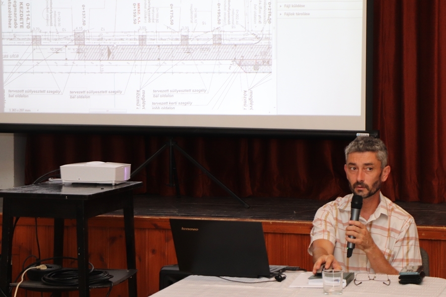 Új útburkolatok, több parkoló és kerékpársáv: indulnak a fejlesztések