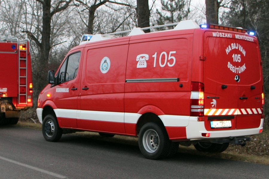 Kamion döntött villanyoszlopot Tompánál