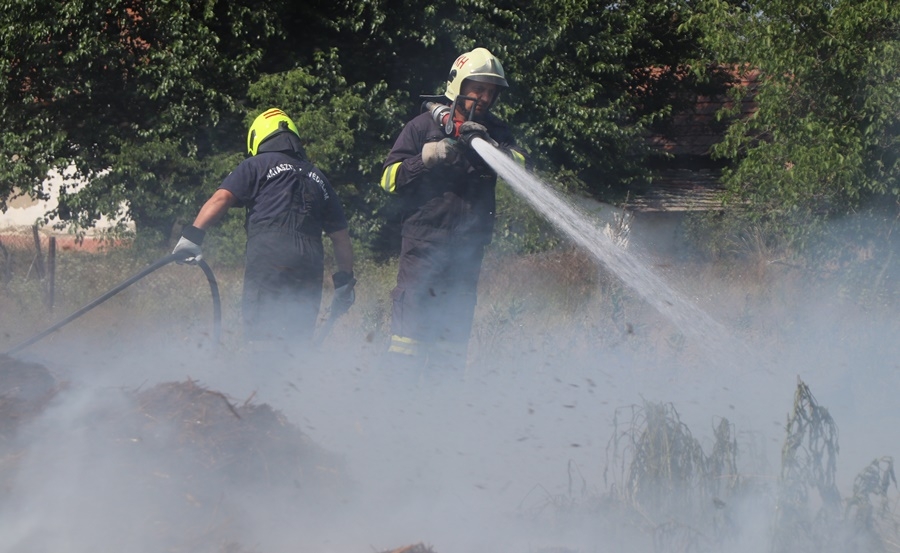 Kigyulladt a rét és egy trágyarakás: tanyák voltak veszélyben a Gubodi úton (galéria)