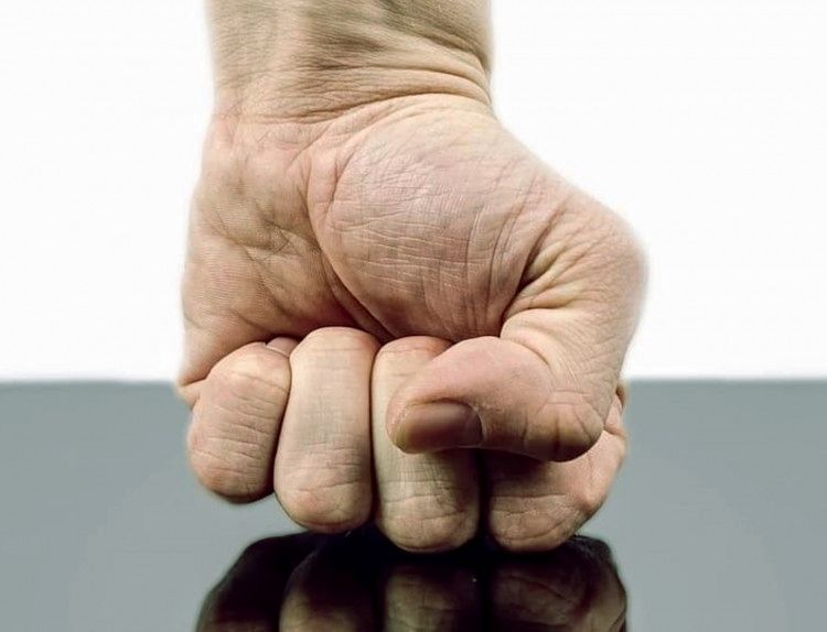 Idős házaspárra támadt az ittas, gyógyszer hatása alatt álló férfi