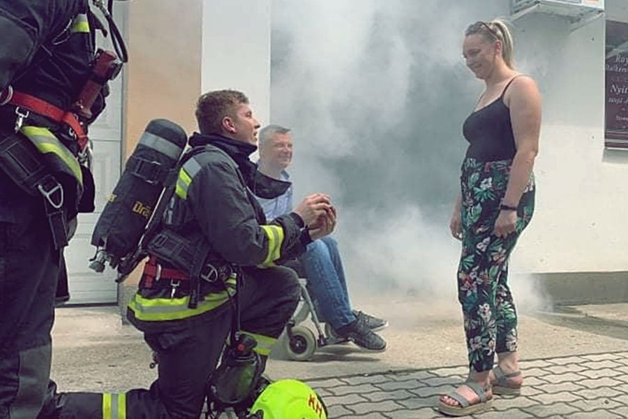 Tűzoltó lánykérés Halason: Vivien igent mondott Gergőnek