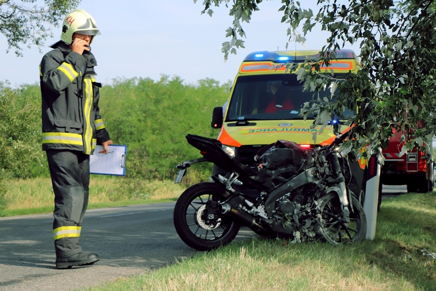 Életveszélyesen megsérült a tompai motoros: fának csapódott és kigyulladt a Yamaha