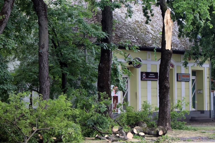 Viharkárok elhárításán dolgoznak a tűzoltók
