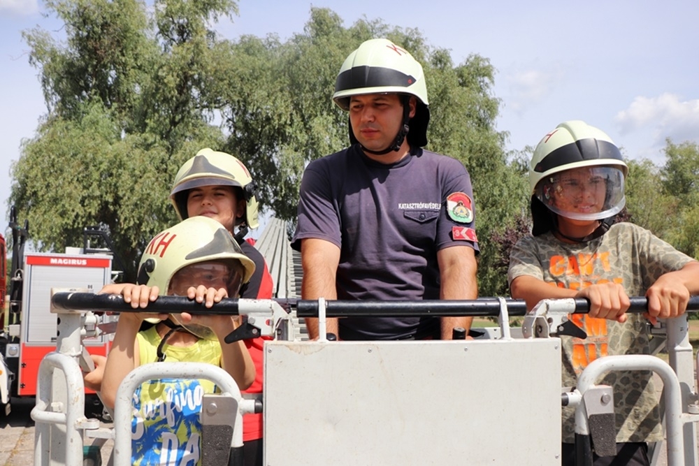 A boksztábor résztvevői látogattak el a halasi tűzoltóságra (galéria)