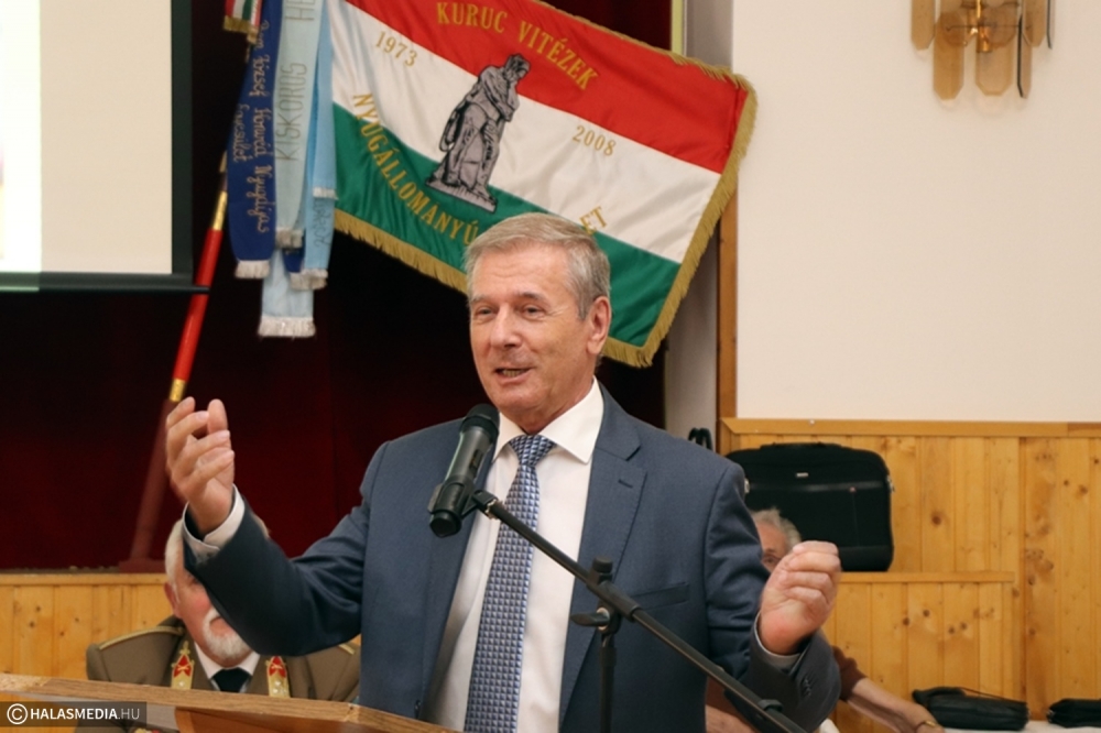 Hazatért a honvédelmi miniszter: a Kuruc Vitézek Egyesület vendége volt dr. Benkő Tibor