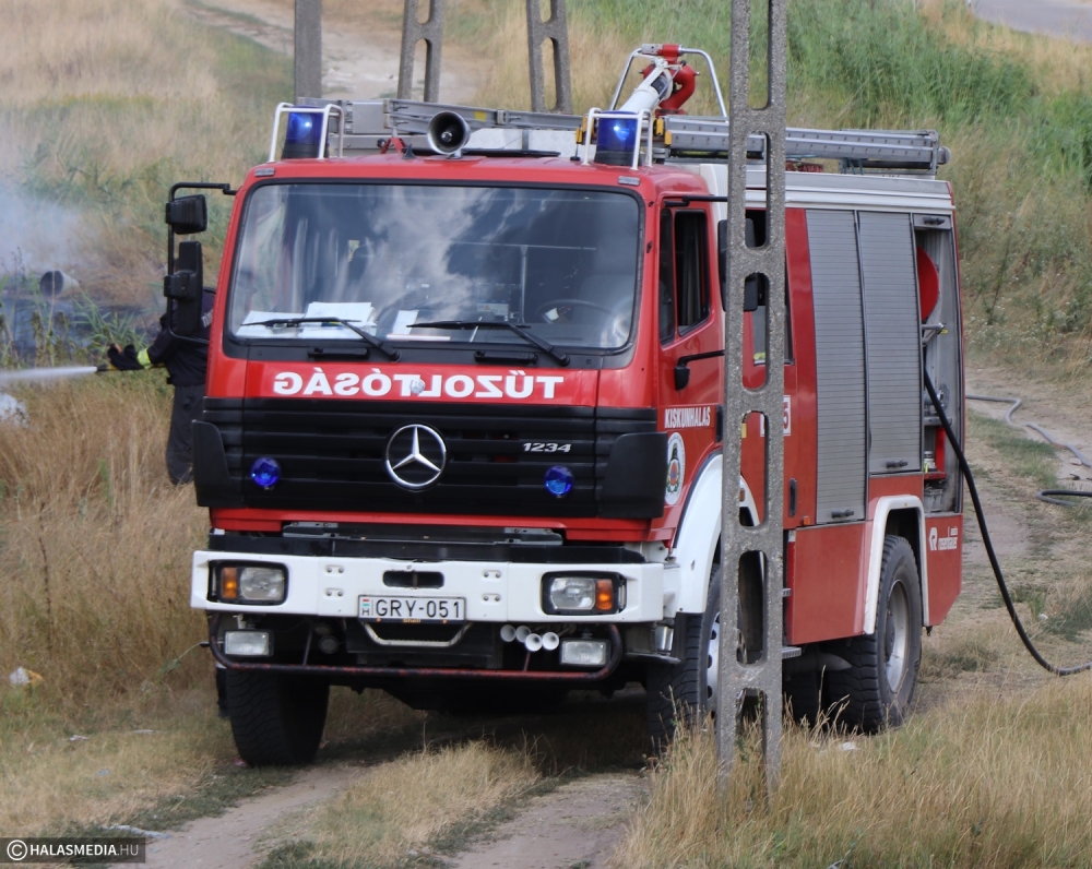 Négy fóliasátor és több száz körbála égett Bócsánál
