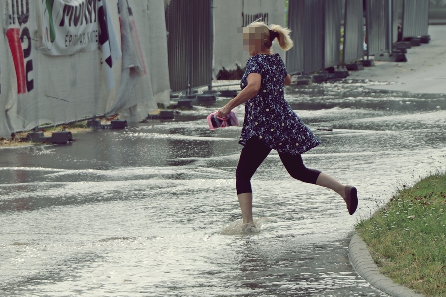 Vízvezetéket vágott át egy munkagép a piacnál (galéria)