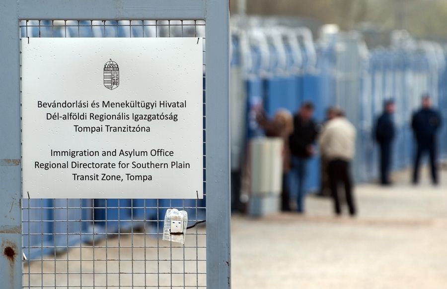 Afgán menekültek a tompai volt tranzitzónában