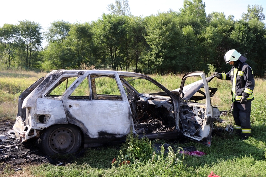 Kigyulladt egy Fiat a Sáros utcában