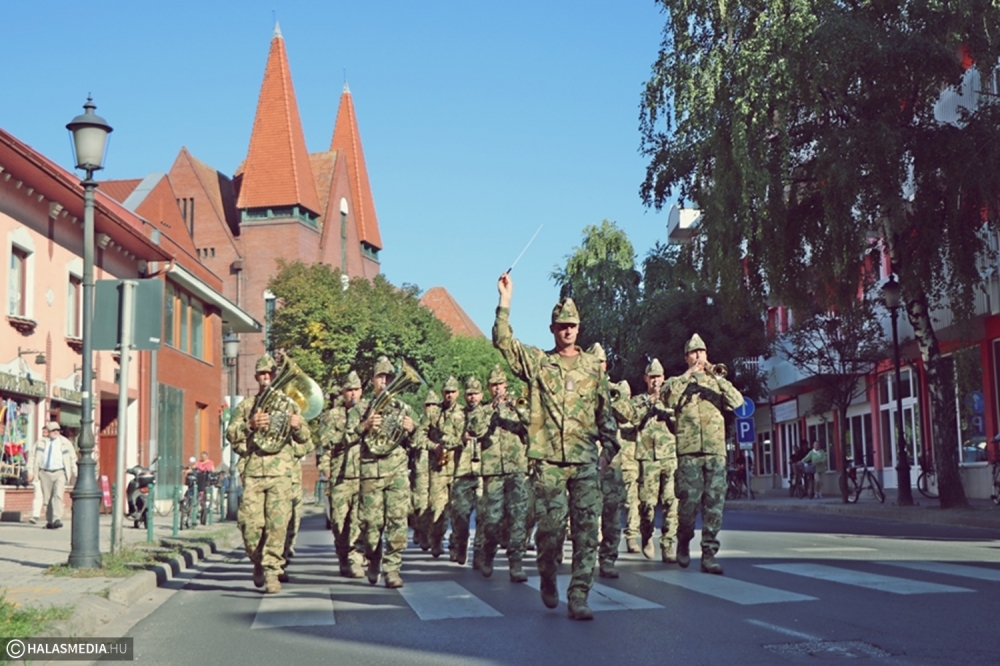  Katonazenészek koncerteztek a halasi főtéren (galéria)