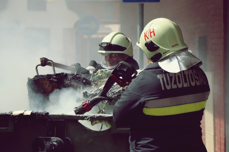 Füstben a Sétáló utca: kigyulladt egy kuka (galéria)