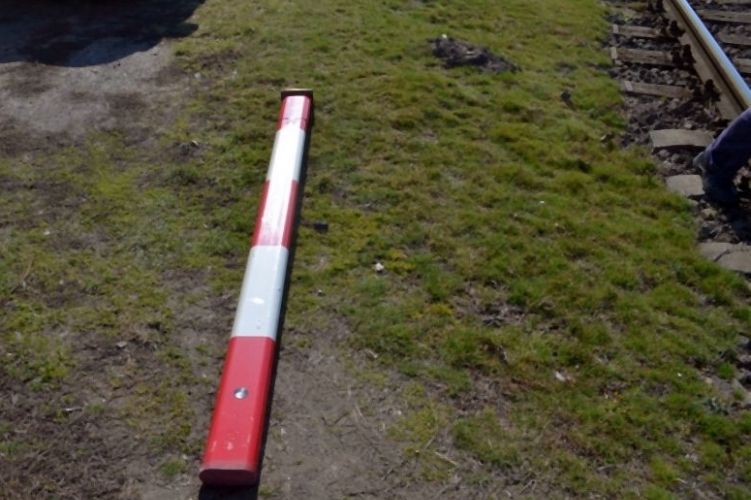 Vádemelés: sorompót tört az idős halasi sofőr