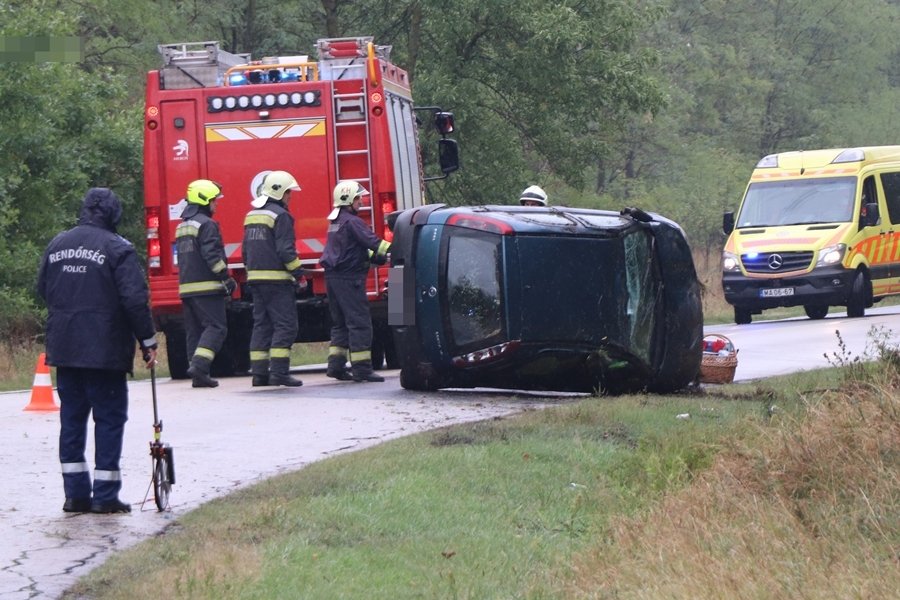 Felborult egy Opel a zsanai úton (galéria)