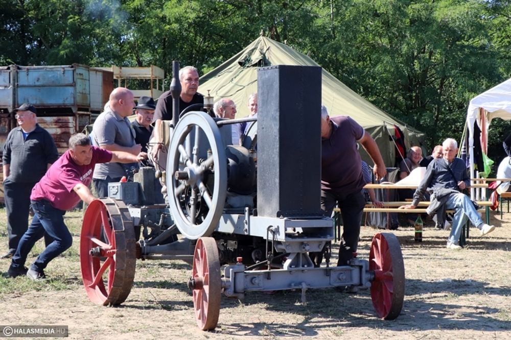 Akiket a traktor füstje megcsapott...(galéria)