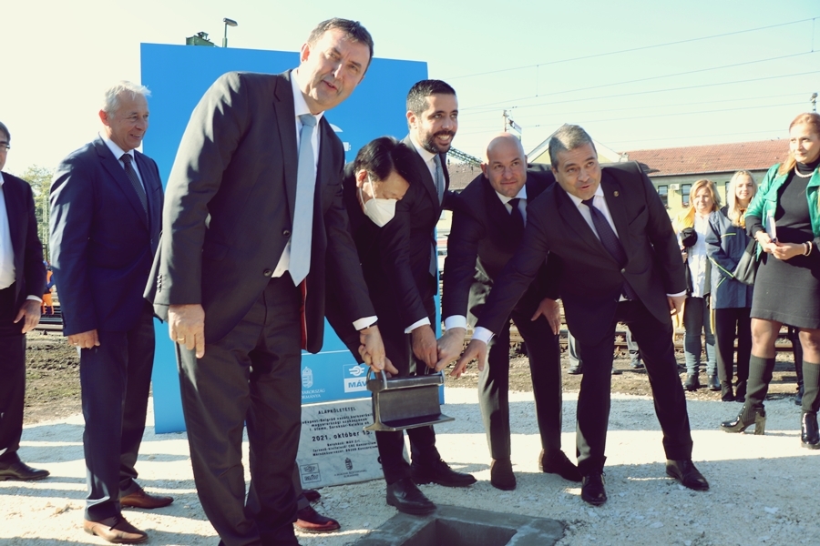 Budapest-Belgrád vasútvonal: Halason volt az alapkőletétel