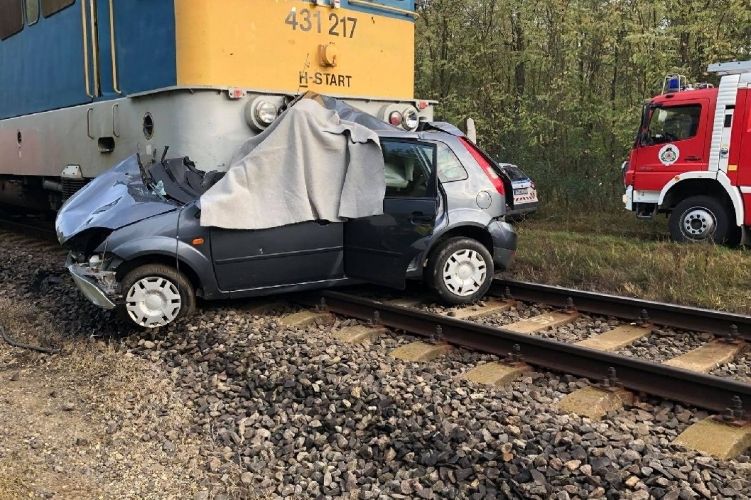 Halasi és majsai tűzoltók a csengelei vasúti balesetnél