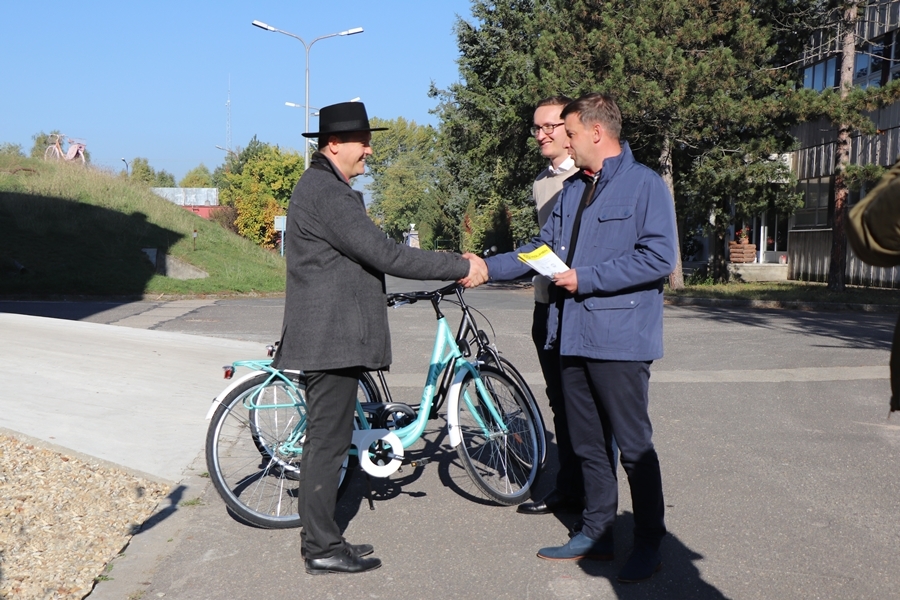 Kerékpárokat adományozott a Koliken Kft. a városházának (galéria)