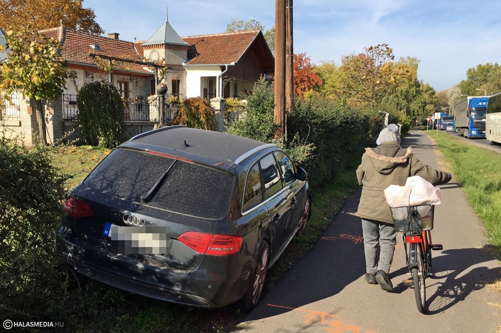 Kanyarodó helyijáratos busznak ütközött az Audi