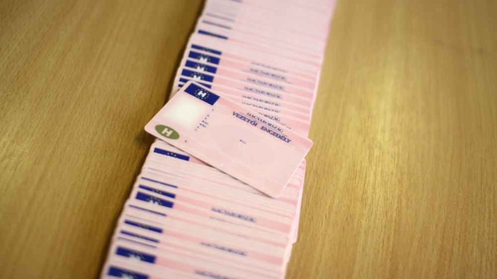 Ittas volt, árokba tolatott és nem volt jogosítványa