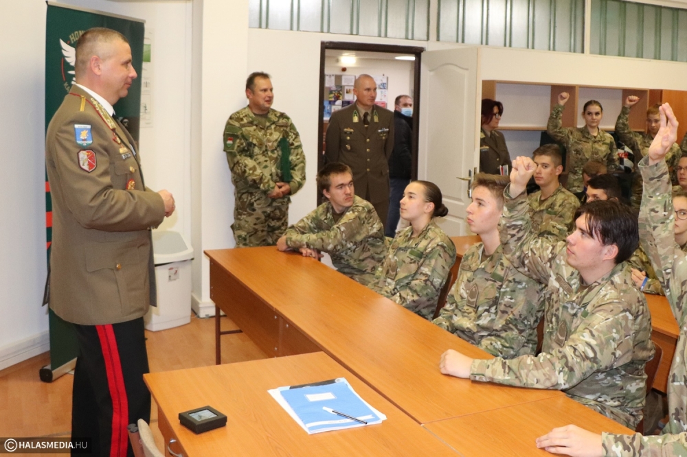 A Magyar Honvédség parancsnoka előtt tettek esküt a dékánis kadétok (galéria)