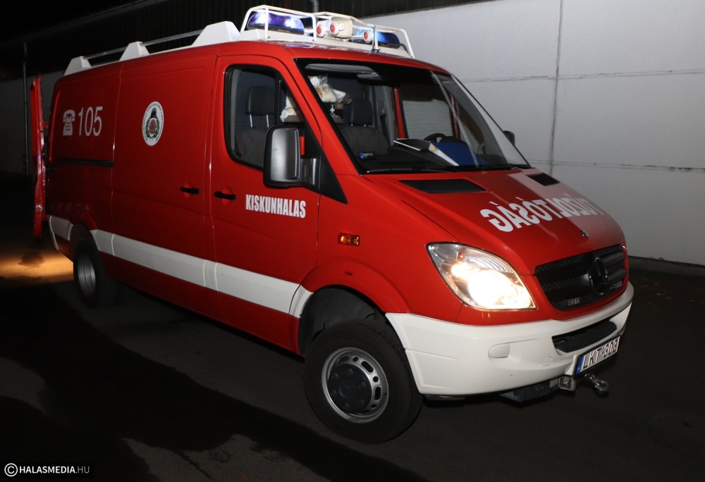 Fennakadt a rakodósínen az autó, a tűzoltók segítettek