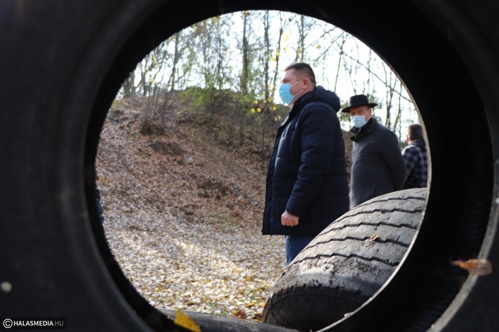 Ipari mennyiségű gumiabroncsot visznek el a volt lőtérről (galéria)