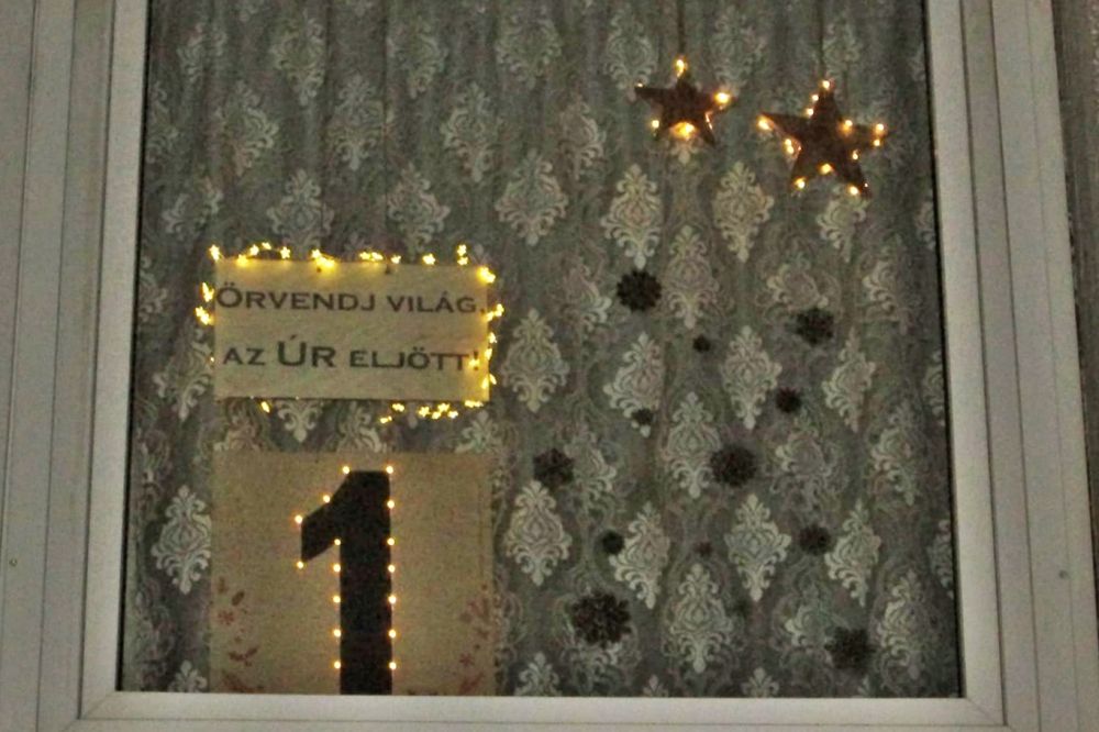 Ismét fénybe öltöznek a halasi adventi ablakok