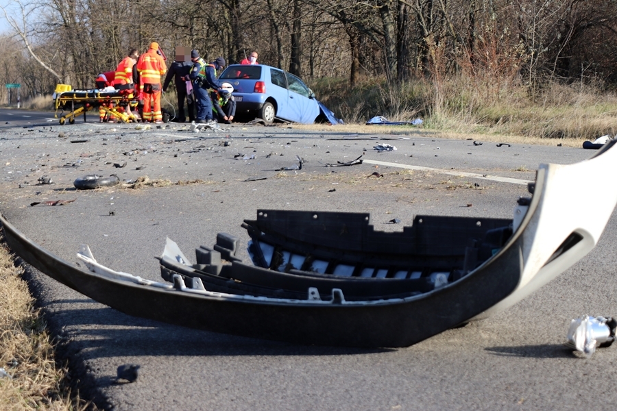 Meghalt az egyik sofőr a frontális ütközésben Harkakötönynél (galéria)