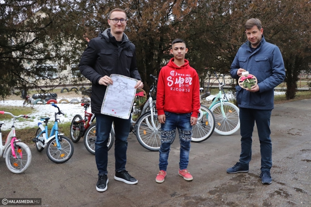 Koliken adomány a Családok Átmeneti Otthonának (galéria)