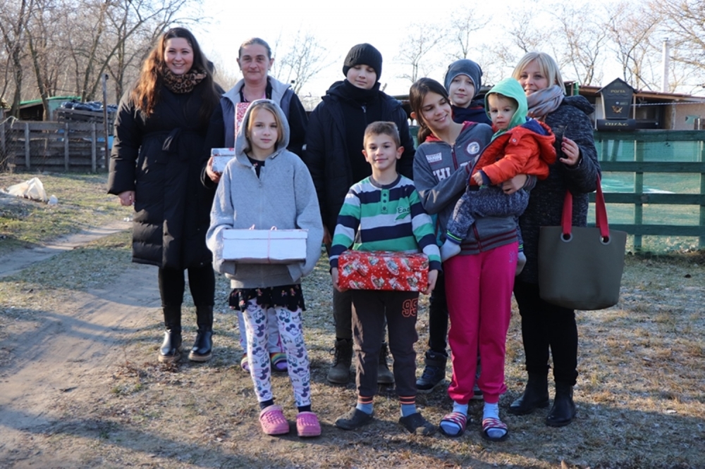 Jótékonysági halászléfőzés: átadták az adományokat a külterületen élő családoknak (galéria)