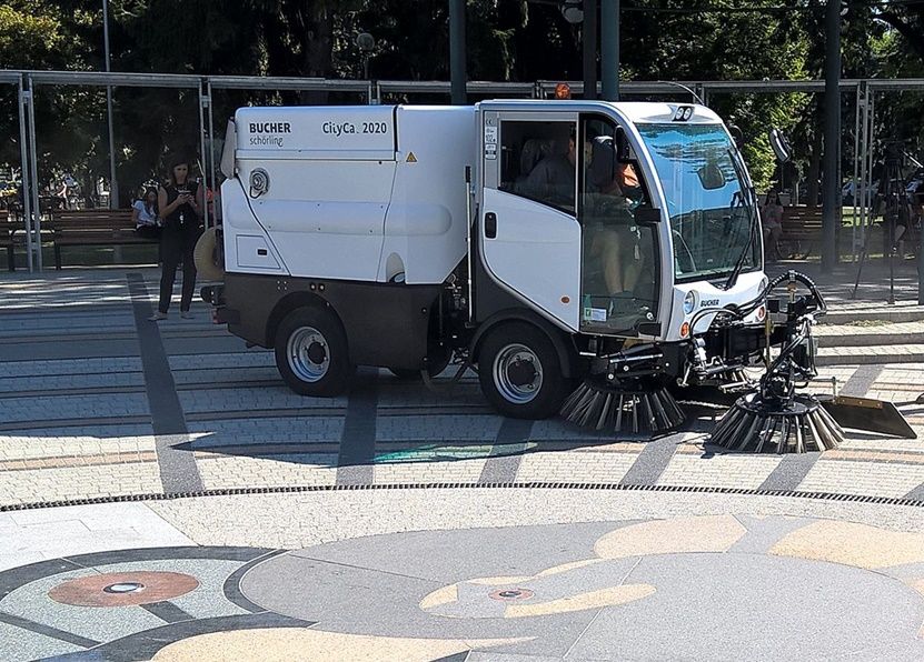 (►) Új takarítógépet teszteltek a főtéren