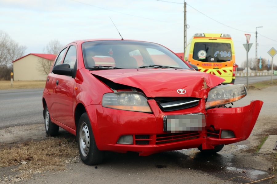 Villanyoszlopnak ütközött egy Daewoo a Sóstónál (galéria)