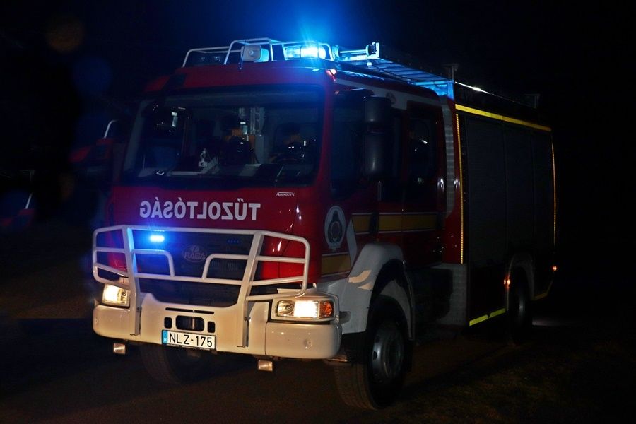 Árokba hajtott és fa alá szorult egy autó Kunfehértónál