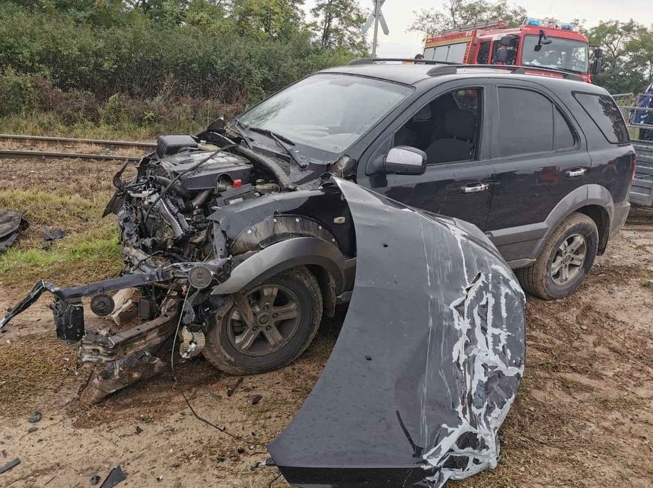 Vádemelés: nekiment a vonatnak a figyelmetlen sofőr