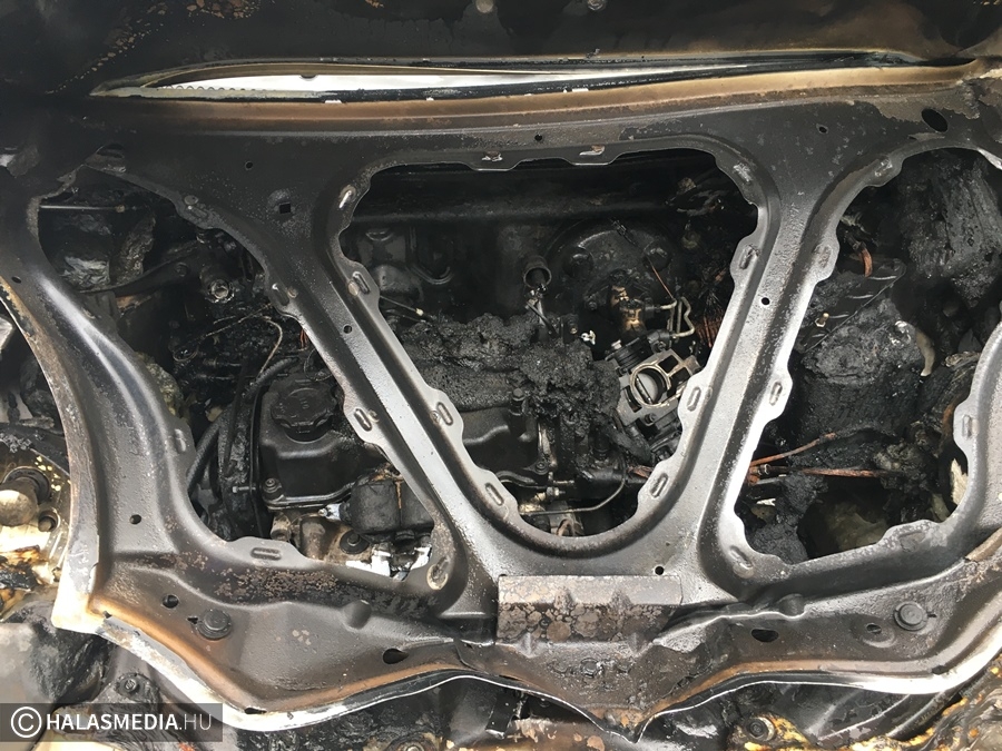 Kigyulladt egy autó motortere