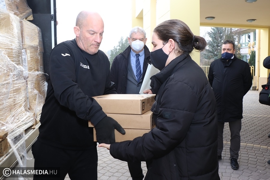 Laptopokat kapnak a halasi diákok (galéria)