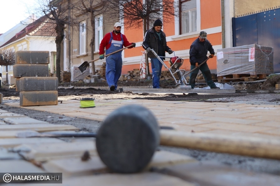 Kis türelem kell: hamarosan befejeződik a Szentháromság téri útfelújítás (galéria)