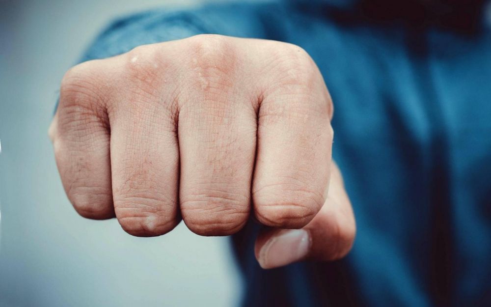 Életveszélyes koponyatörés lett a kocsmai szóváltásból